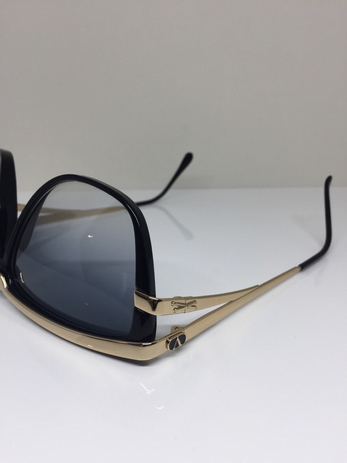 Vintage Valentino VALENTINO V565 Gold Sunglasses - Super Vision Optical