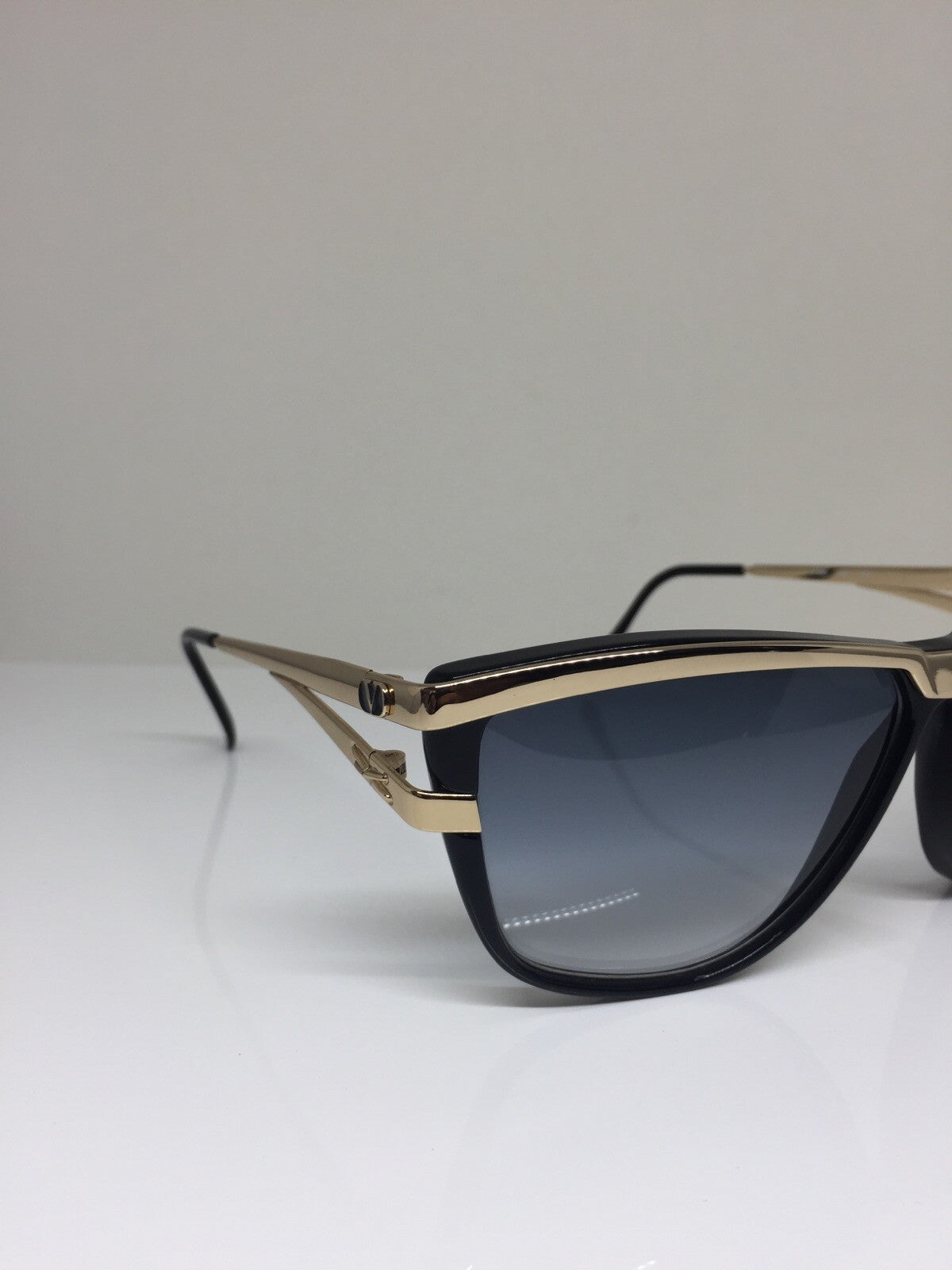 Vintage Valentino VALENTINO V565 Gold Sunglasses - Super Vision Optical