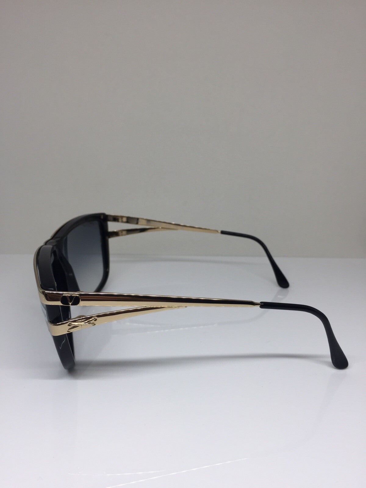 Vintage Valentino VALENTINO V565 Gold Sunglasses - Super Vision Optical