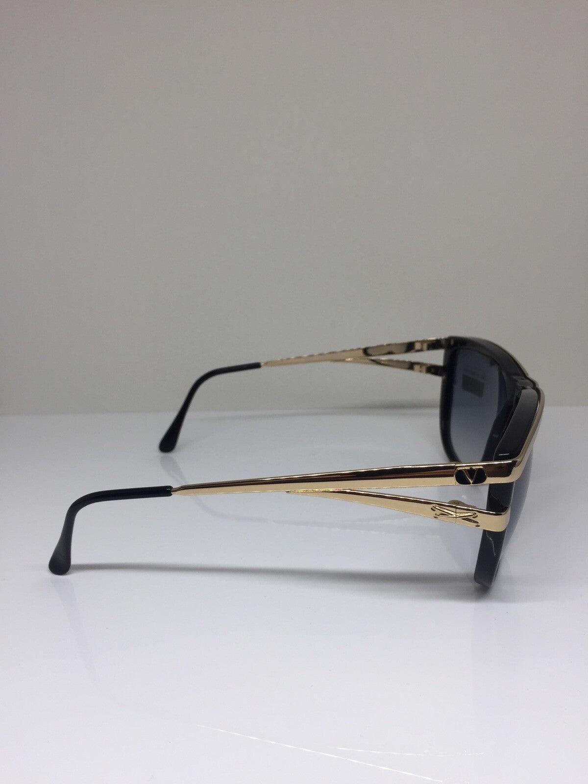 Vintage Valentino VALENTINO V565 Gold Sunglasses - Super Vision Optical