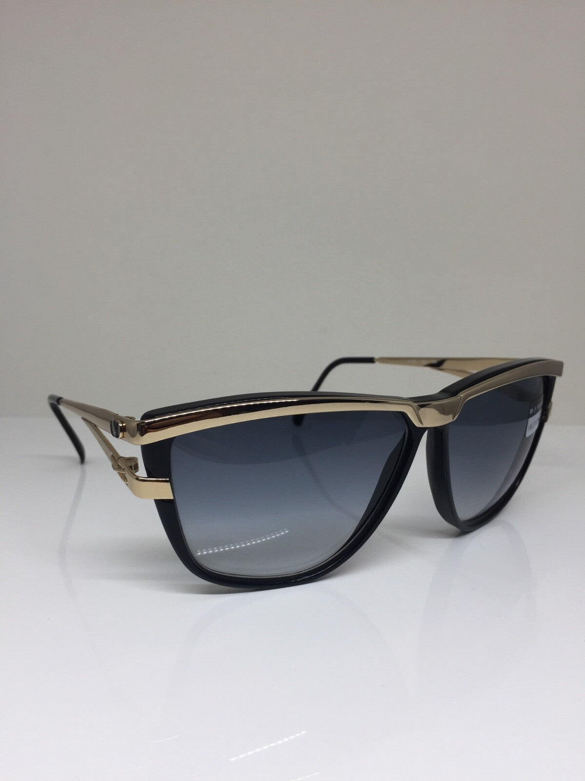 Vintage Valentino VALENTINO V565 Gold Sunglasses - Super Vision Optical