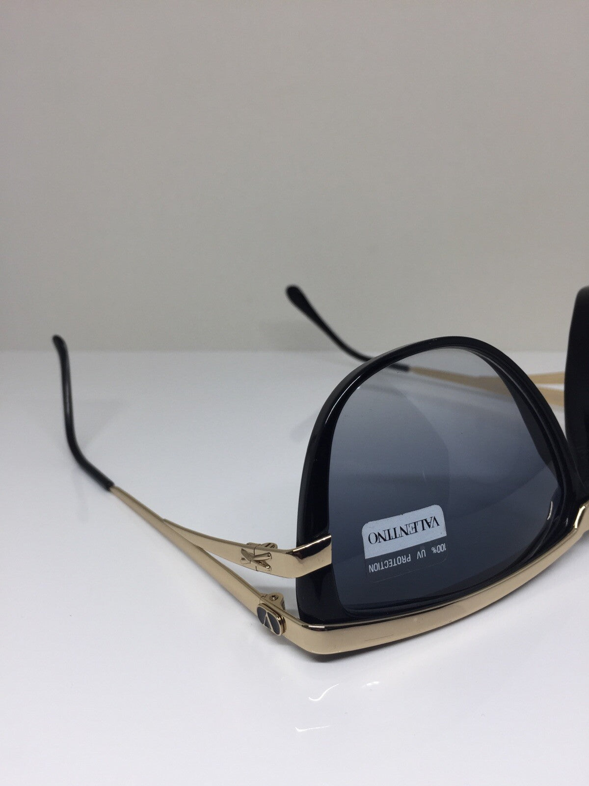 Vintage Valentino VALENTINO V565 Gold Sunglasses - Super Vision Optical