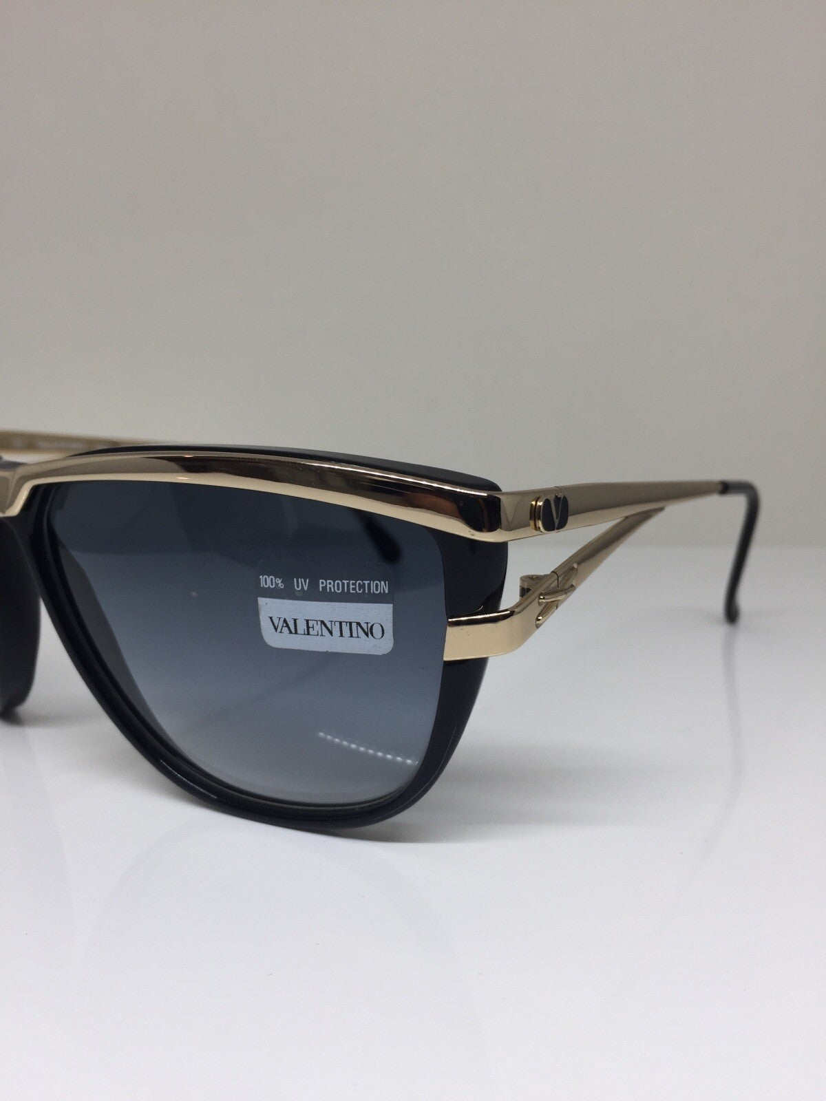Vintage Valentino VALENTINO V565 Gold Sunglasses - Super Vision Optical