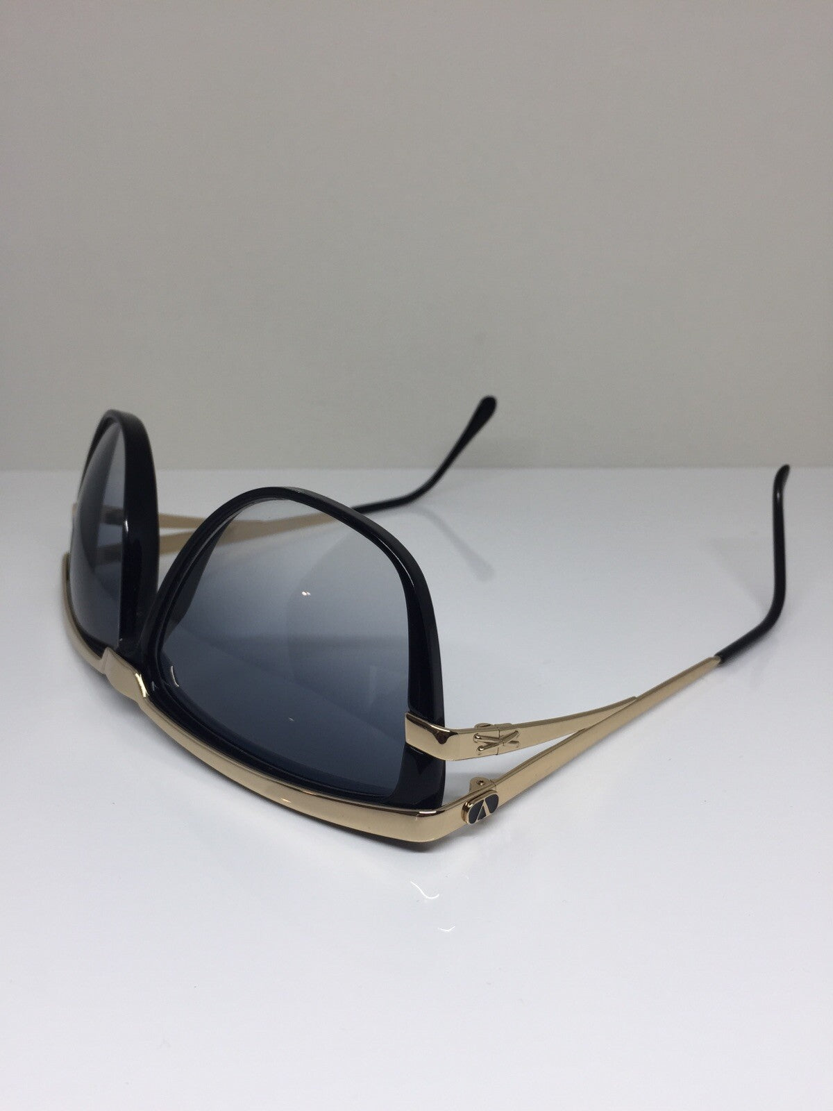 Vintage Valentino VALENTINO V565 Gold Sunglasses - Super Vision Optical